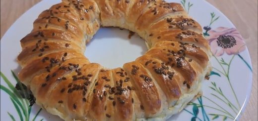 Leaf Wreath with Cheese and Spinach