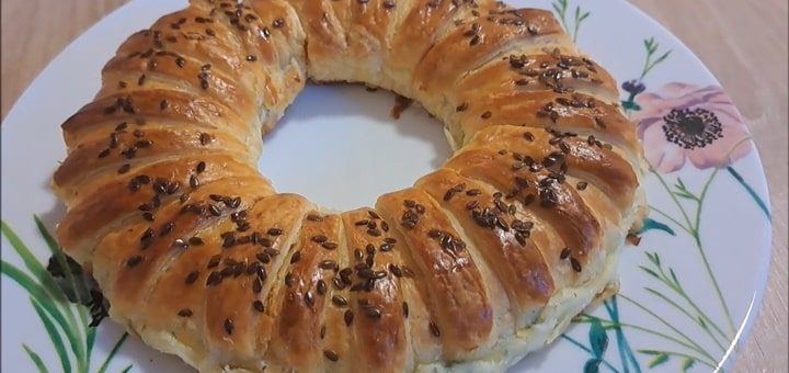 Leaf Wreath with Cheese and Spinach